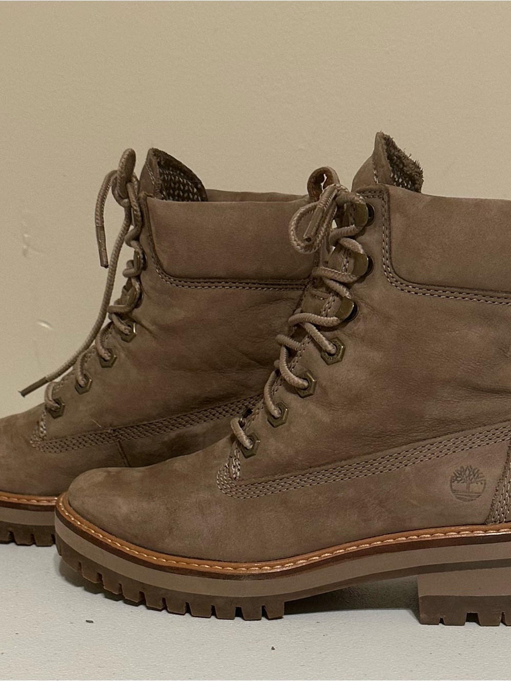 Timberland Courmayeur Valley 6-Inch Leather Boots 6  Taupe Women’s - Picture 2 of 8